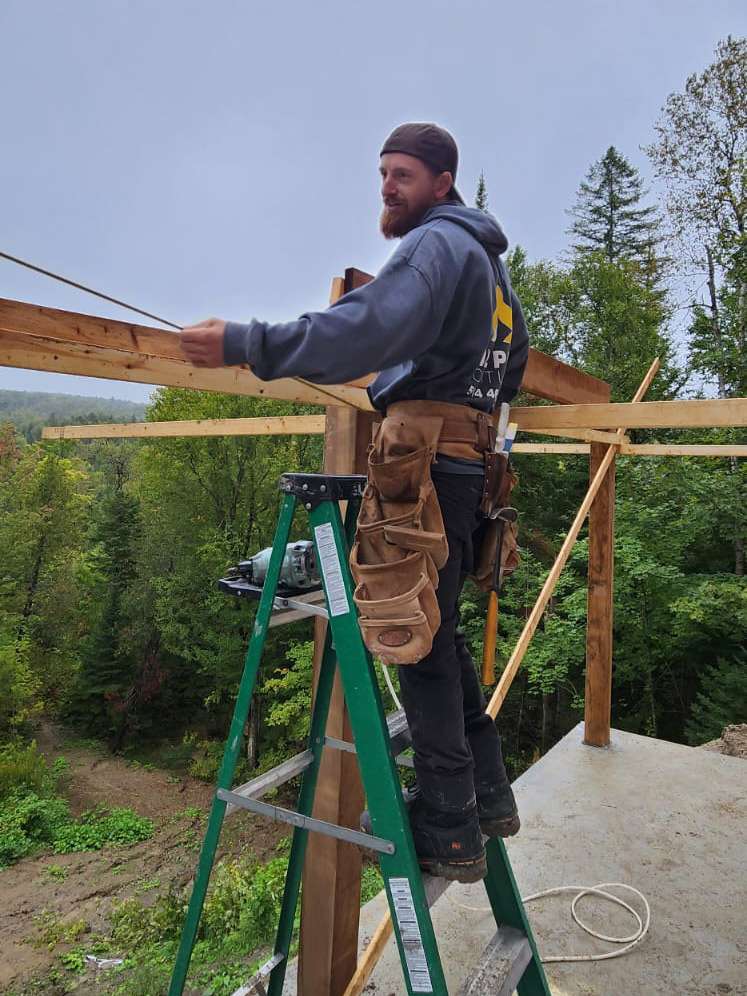 Habitations Sommet qui travaille sur un projet